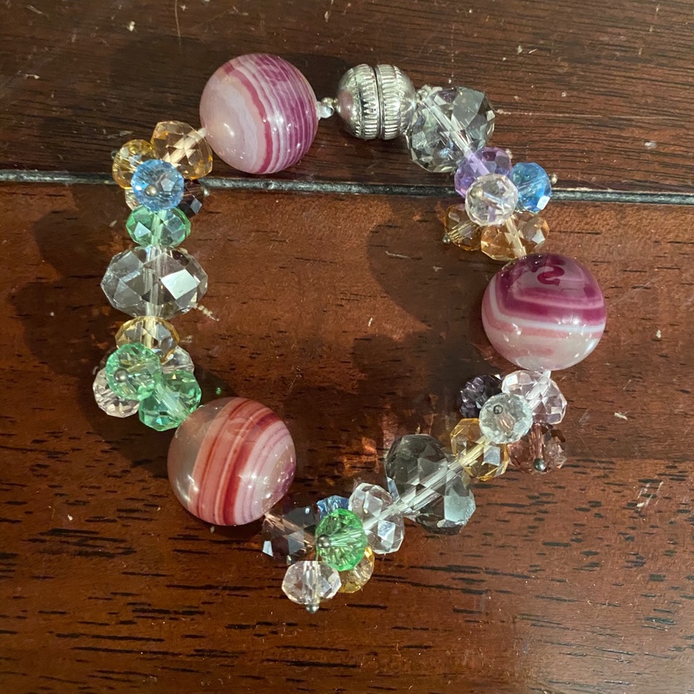 Beaded bracelet with magnetic closure